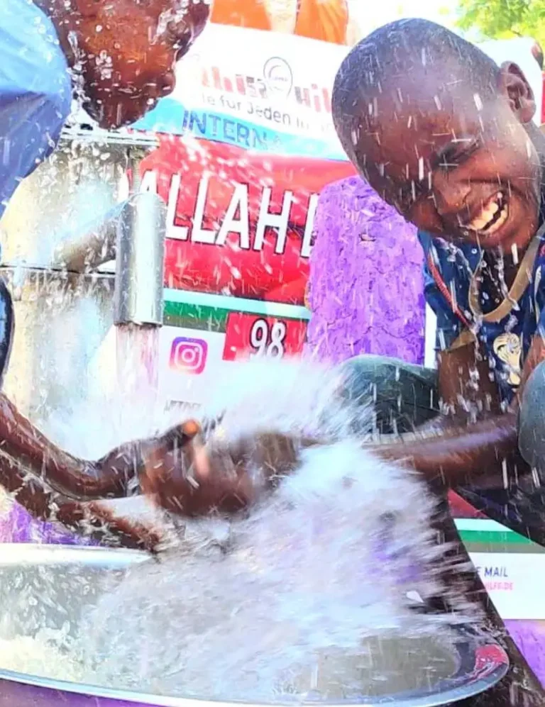 Wasser aus einem Brunnen in Afrika